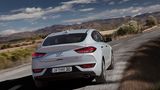 Die Spoilerlippe auf der Kofferraumklappe dominiert das Heck des Hyundai i30 Fastback