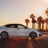 Das nach hinten abfallende Dach verleiht dem Hyundai i30 Fastback die Anmutung eines Coupes