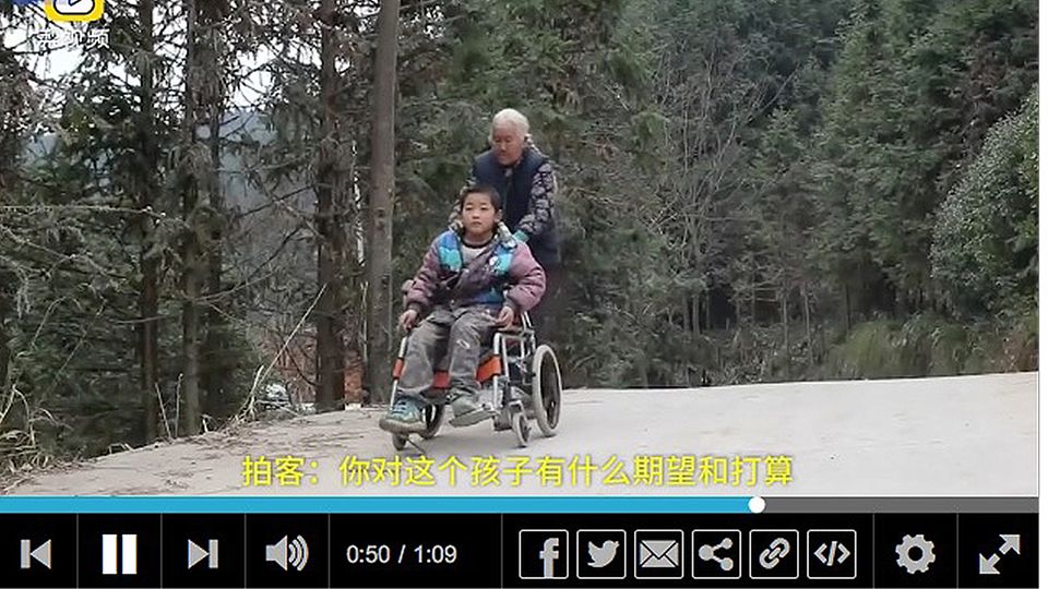 Großmutter schiebt im Rollstuhl sitzenden Enkelsohn zur Schule