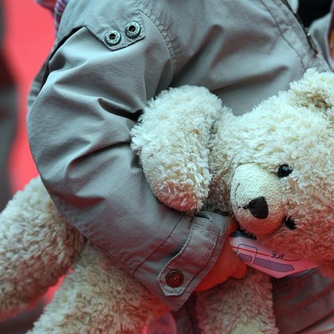 Der Junge aus Freiburg soll seit 2015 von seiner Mutter und deren Lebensgefährten im Netz zum Sex angeboten worden sein