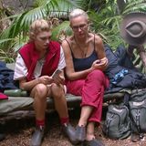 Giuliana Farfalla (l.) vertraut sich Natascha Ochsenknecht an