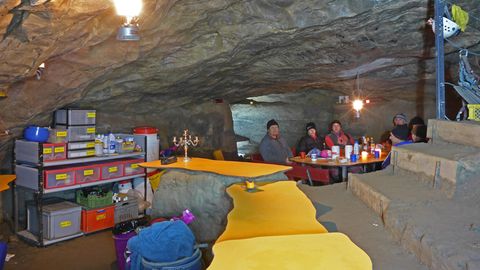 Weil Hochwasser den Zugang versperrt, sitzen sieben Touristen seit Tagen im Höhlensystem des Hölloch (Schweiz) im Muotathal fest