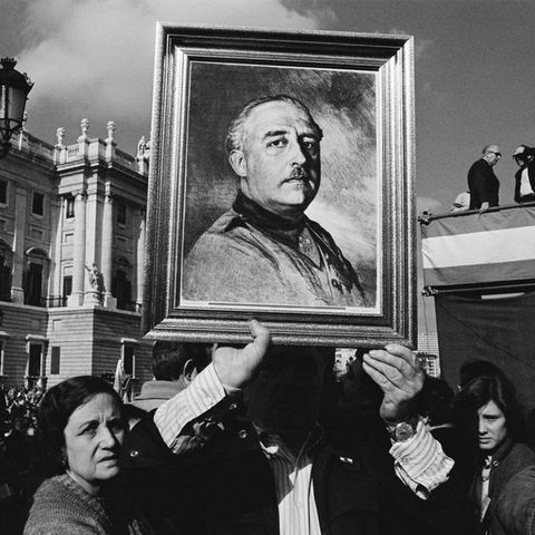 Menschen in Spanien feiern General Franco