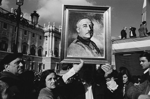 Menschen in Spanien feiern General Franco