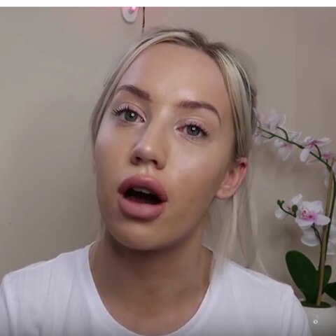 Die blonde Influencerin Elle Darby in einem ihrer Videos