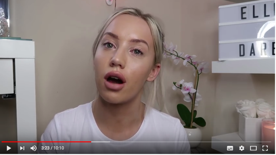 Die blonde Influencerin Elle Darby in einem ihrer Videos