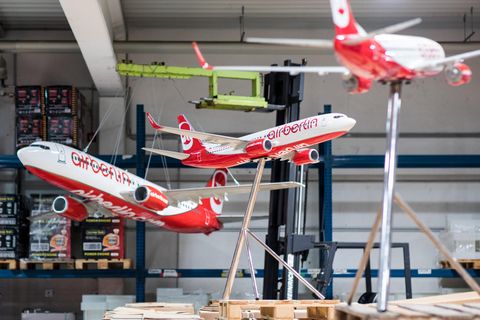 Modelle von Air Berlin-Flugzeugen sind in einer Lagerhalle in Essen ausgestellt. Sie werden neben 1000 anderen Objekten online versteigert.