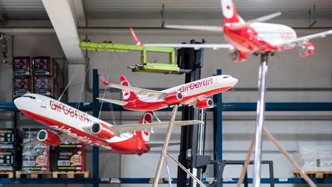 Modelle von Air Berlin-Flugzeugen sind in einer Lagerhalle in Essen ausgestellt. Sie werden neben 1000 anderen Objekten online versteigert.