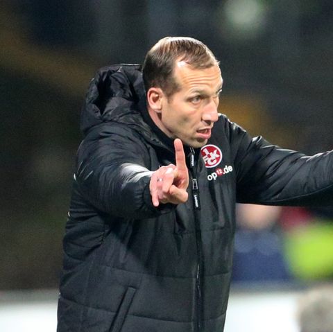 Jeff Strasser, Trainer des FCK, gestikuliert mit beiden Zeigefingern an der Seitenlinie beim Spiel SV Darnstadt 98 gegen 1. FCK