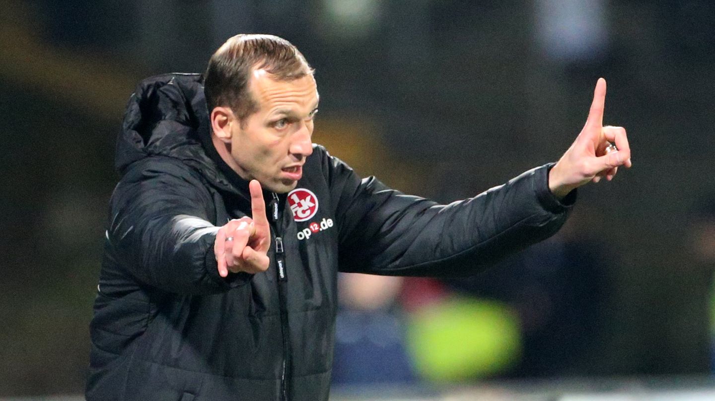 Jeff Strasser, Trainer des FCK, gestikuliert mit beiden Zeigefingern an der Seitenlinie beim Spiel SV Darnstadt 98 gegen 1. FCK