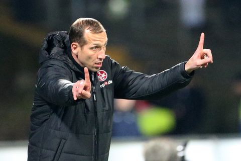 Jeff Strasser, Trainer des FCK, gestikuliert mit beiden Zeigefingern an der Seitenlinie beim Spiel SV Darnstadt 98 gegen 1. FCK