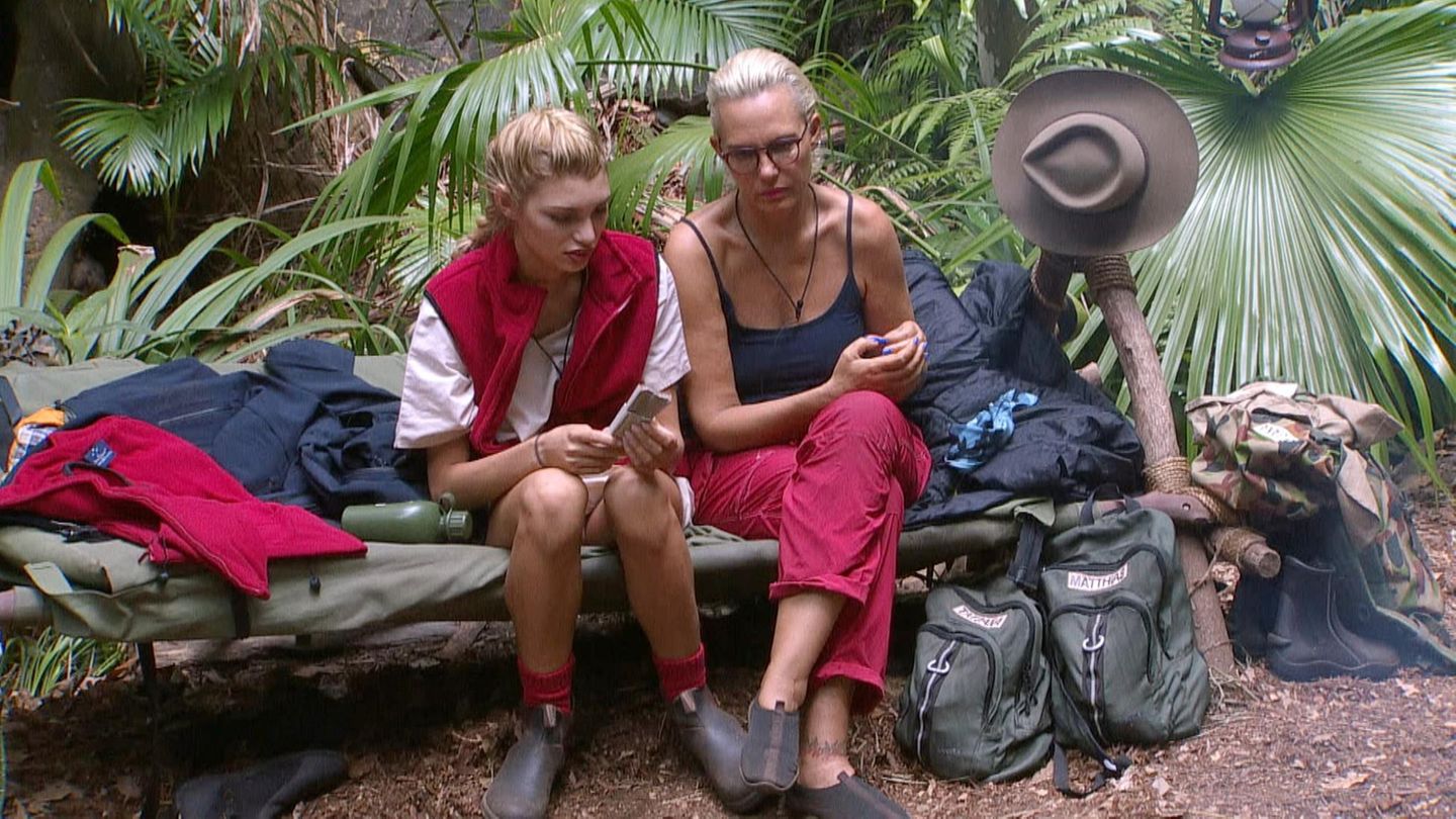 Giuliana Farfalla (l.) klagte Natascha Ochsenknecht im RTL-Dschungelcamp
