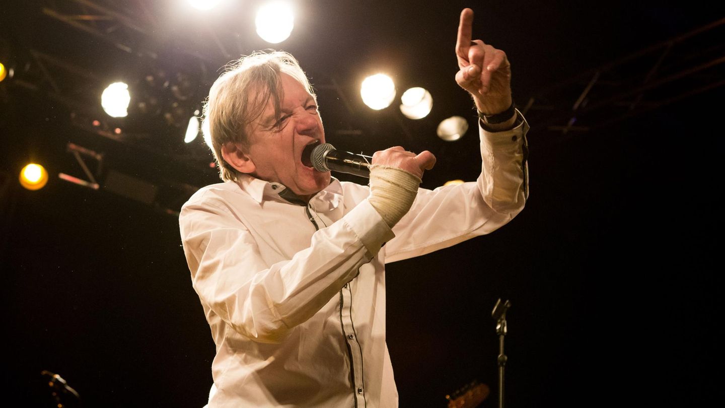 Mark E. Smith