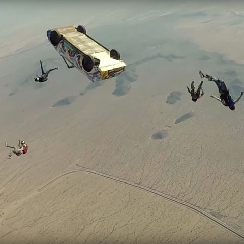 Waghalsiger Stunt: Nichts für schwache Nerven: Adrenalinjunkies stürzen sich im Cabrio in die Tiefe