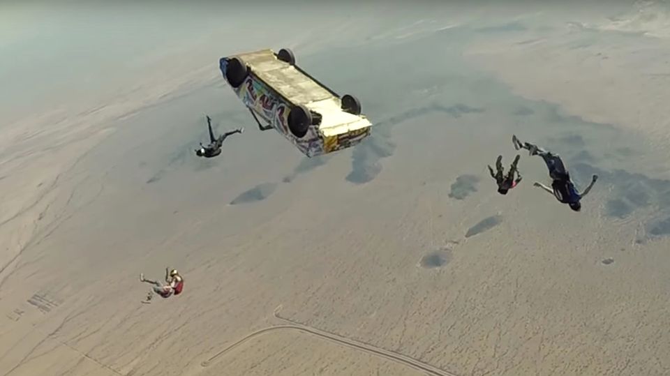 Waghalsiger Stunt: Nichts für schwache Nerven: Adrenalinjunkies stürzen sich im Cabrio in die Tiefe