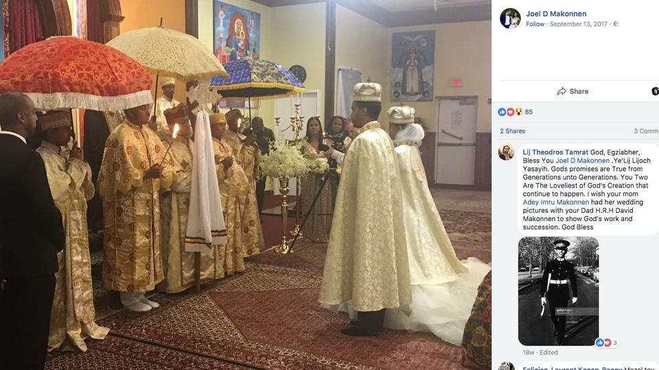 Märchenhochzeit Mit festlichen Umhängen und Kronen auf dem Kopf steht das Paar zur Trauung vor den Priestern
