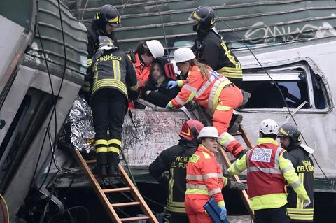 Zugunglück nahe Mailand: Mehrere Menschen wurden im Wrack eingeklemmt