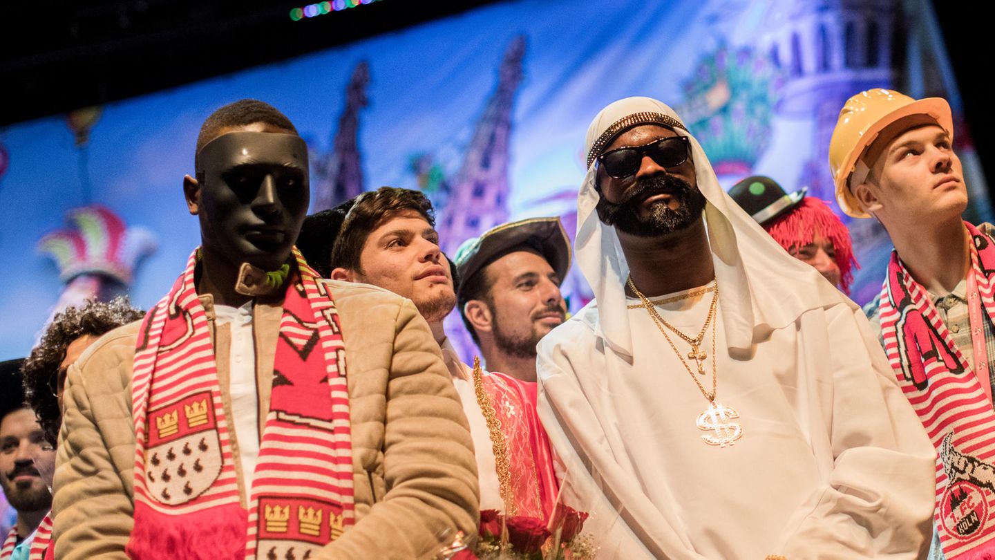 FC-Stürmer Jhon Cordoba (r) und Sehrou Guirassy feiern auf der Karnevalssitzung des 1. FC Köln