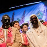 FC-Stürmer Jhon Cordoba (r) und Sehrou Guirassy feiern auf der Karnevalssitzung des 1. FC Köln