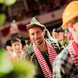 FC-Stürmer Claudio Pizarro feiert auf der Karnevalssitzung des 1. FC Köln