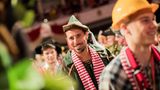 FC-Stürmer Claudio Pizarro feiert auf der Karnevalssitzung des 1. FC Köln