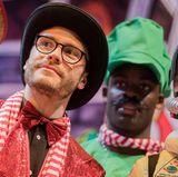 Nationalspieler Jonas Hector feiert auf der Karnevalssitzung des 1. FC Köln