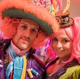 Stürmer Simon Zoller und seine Frau Laura Wontorra kommen zur Karnevalssitzung