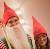 FC-Stürmer Simon Terodde und seine Frau Laura kommen zur Karnevalssitzung