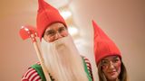FC-Stürmer Simon Terodde und seine Frau Laura kommen zur Karnevalssitzung