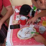 E.T. legt eine Line Kokain zurecht