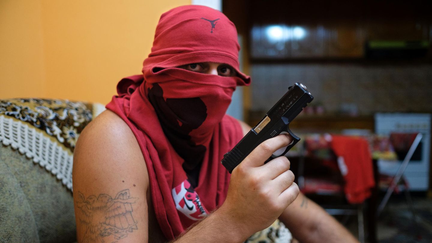 Dealer Samo mit Pistole
