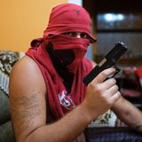 Dealer Samo mit Pistole