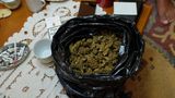 Cannabis und Kokain auf einem Tisch