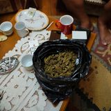 Cannabis und Kokain auf einem Tisch