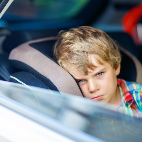 Ein Kind im Auto
