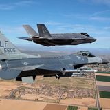 Im Vordergrund fliegt eine F-16, dahinter eine F-35