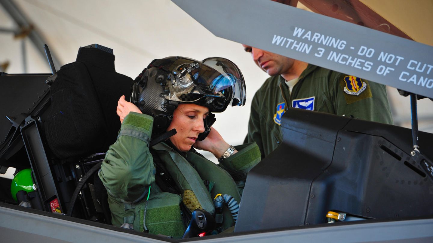 Stealth-Jet : Christine Mau ist die erste Frau, die eine F-35 fliegen konnte. Christine Mau ist die erste Frau, die eine F-35 fliegen konnte.