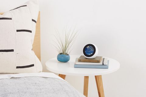 Der Echo Spot zeigt permanent die Uhrzeit an