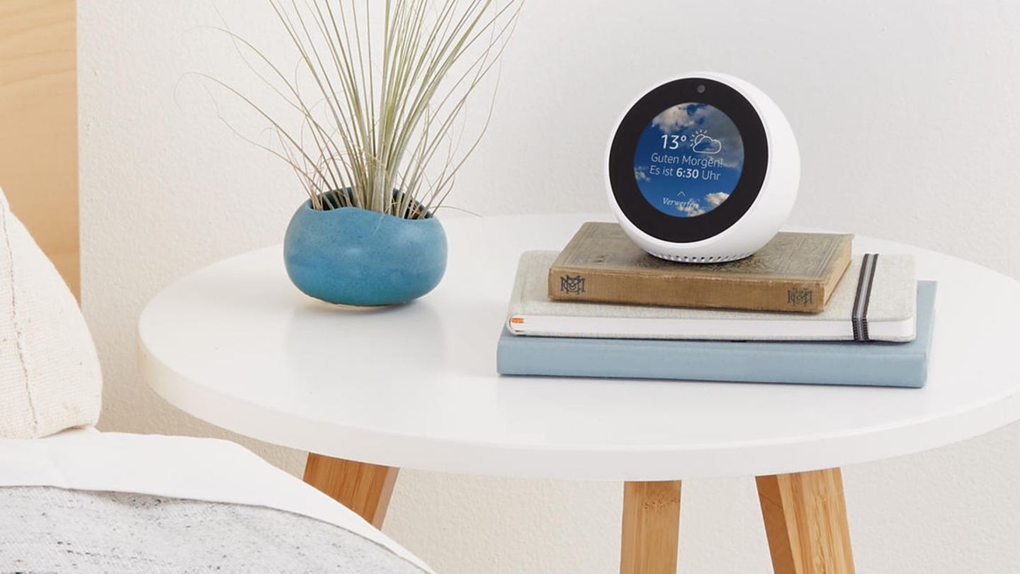 Der Echo Spot zeigt permanent die Uhrzeit an