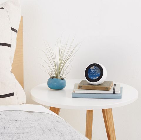 Der Echo Spot zeigt permanent die Uhrzeit an