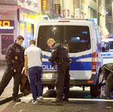 Polizisten kontrollieren einen Mann