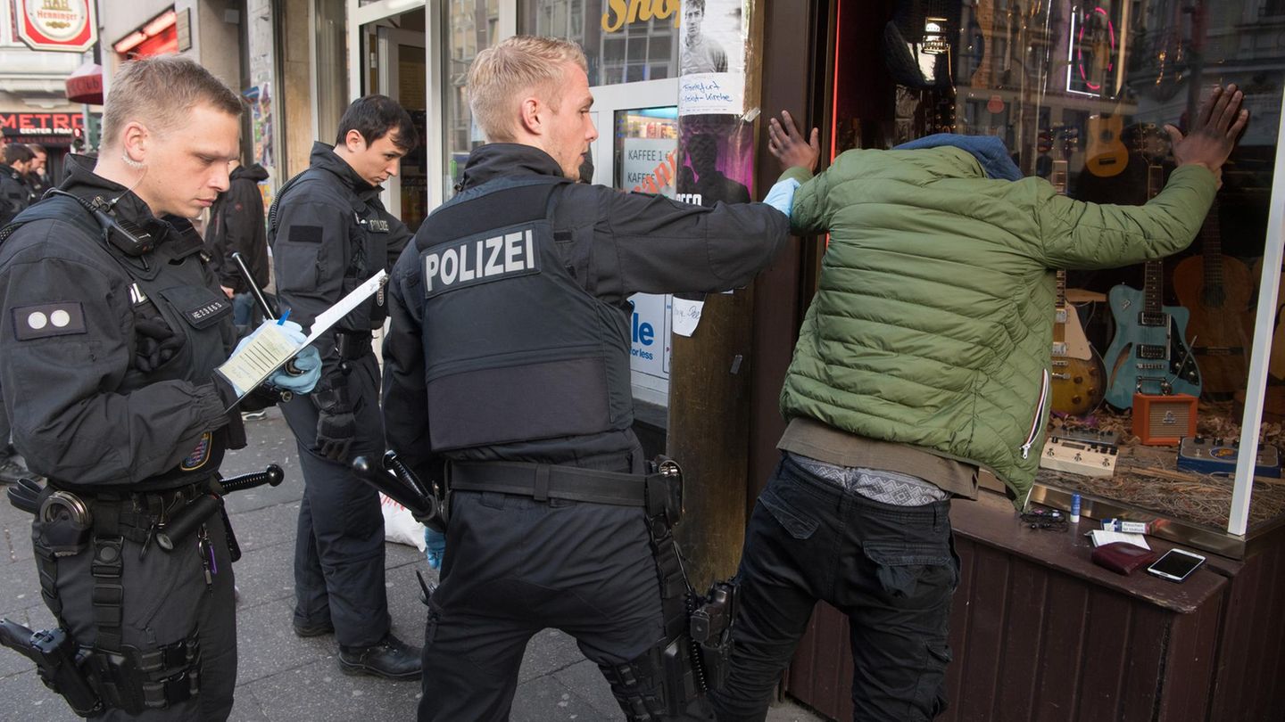 Ein Mann wird von Polizisten festgenommen