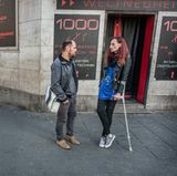 Seit Jahren schon betreut er als Mitarbeiter der Aids-Hilfe Drogenabhängige im Frankfurter Bahnhofsviertel. Viele kennen Tom Holz schon lange; mit den Neuen versucht er ins Gespräch zu kommen, um herauszufinden, warum sie in Frankfurt sind.