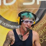 Daniele Negroni bekommt eine Riesenkakerlake zwischen die Lippen gelegt