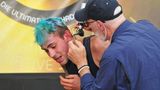 Dr. Bob fischt eine verirrte Kakerlake aus Danieles Ohr
