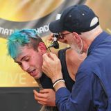 Dr. Bob fischt eine verirrte Kakerlake aus Danieles Ohr