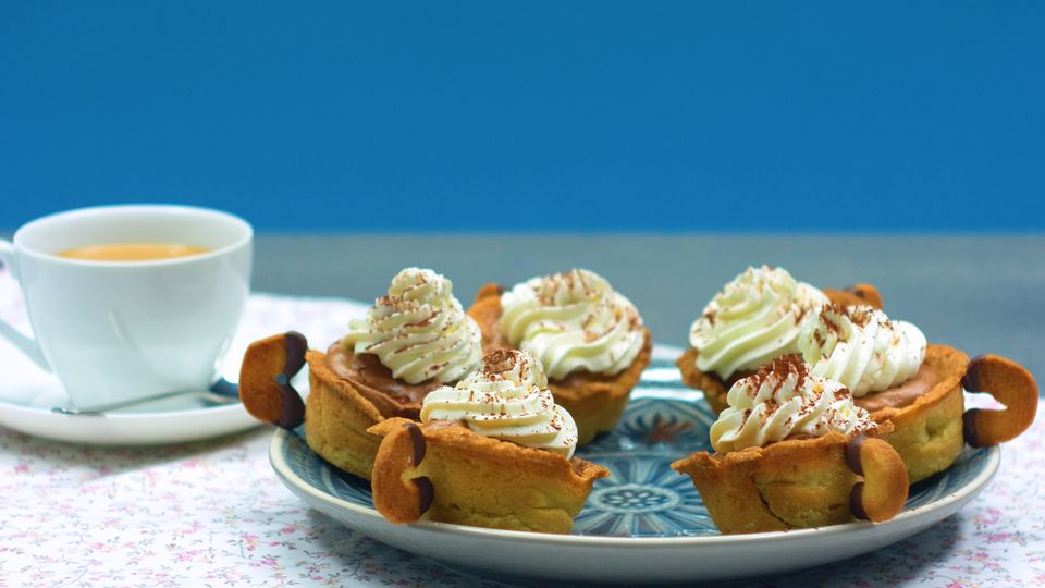 Besondere Kaffeebeilage: Diese süßen Keksbecher haben ein Herz aus Schoko