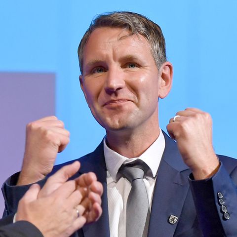 AfD-Politiker Björn Höcke zeigt zwei erhobene Fäuste