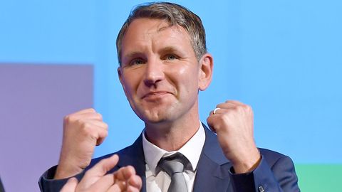 AfD-Politiker Björn Höcke zeigt zwei erhobene Fäuste