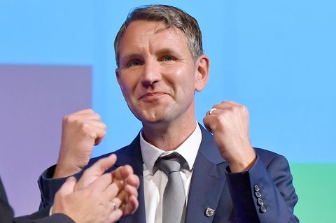AfD-Politiker Björn Höcke zeigt zwei erhobene Fäuste